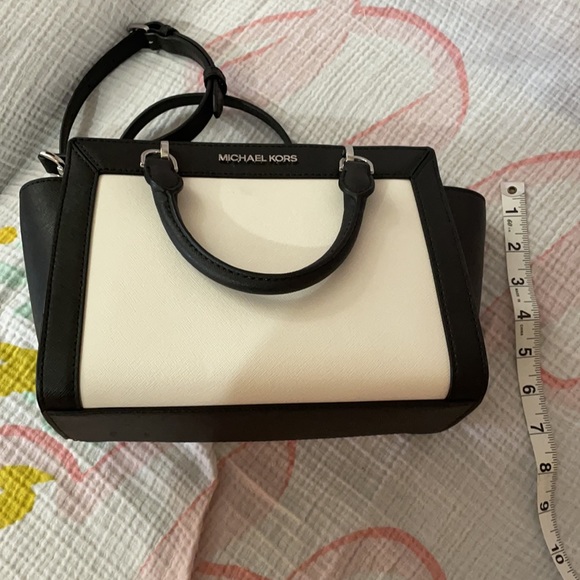 SOLD Michael Kors Crossbody NWOT Black and White - Picture 6 of 7